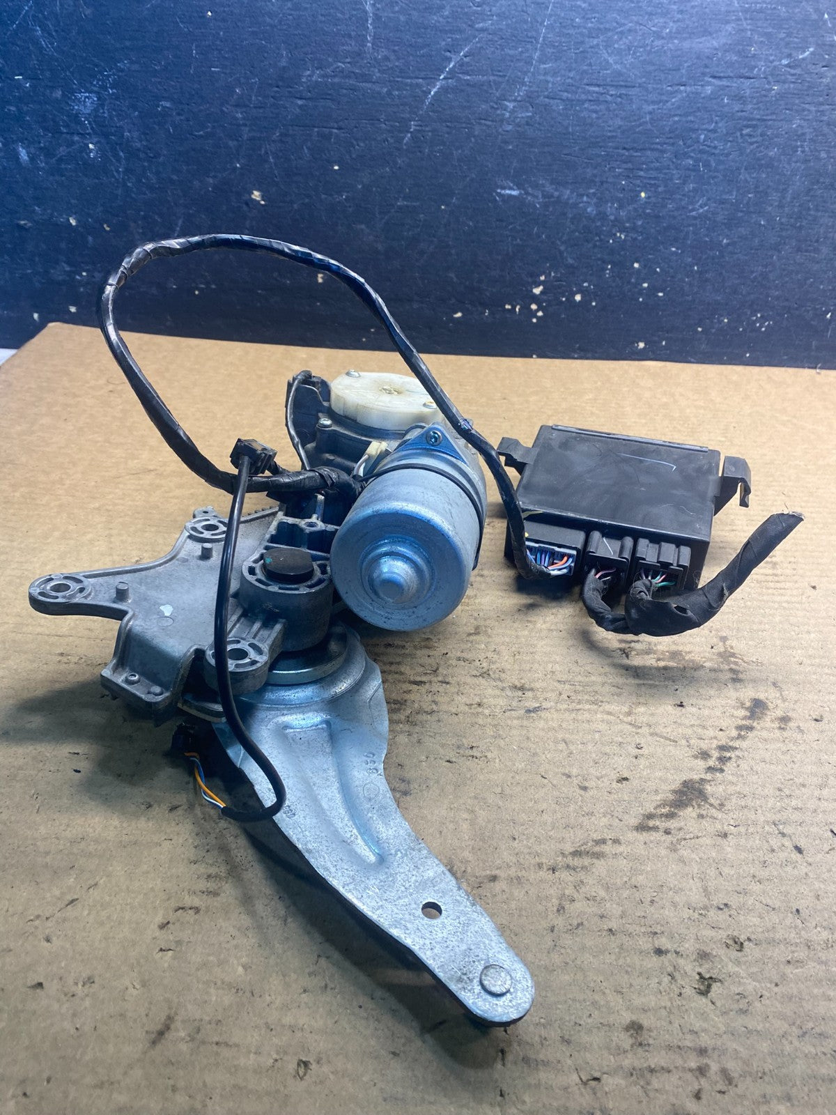 2009-2012 GMC Acadia Power Motor Liftgate Tailgate Control Module AA0737 DG3