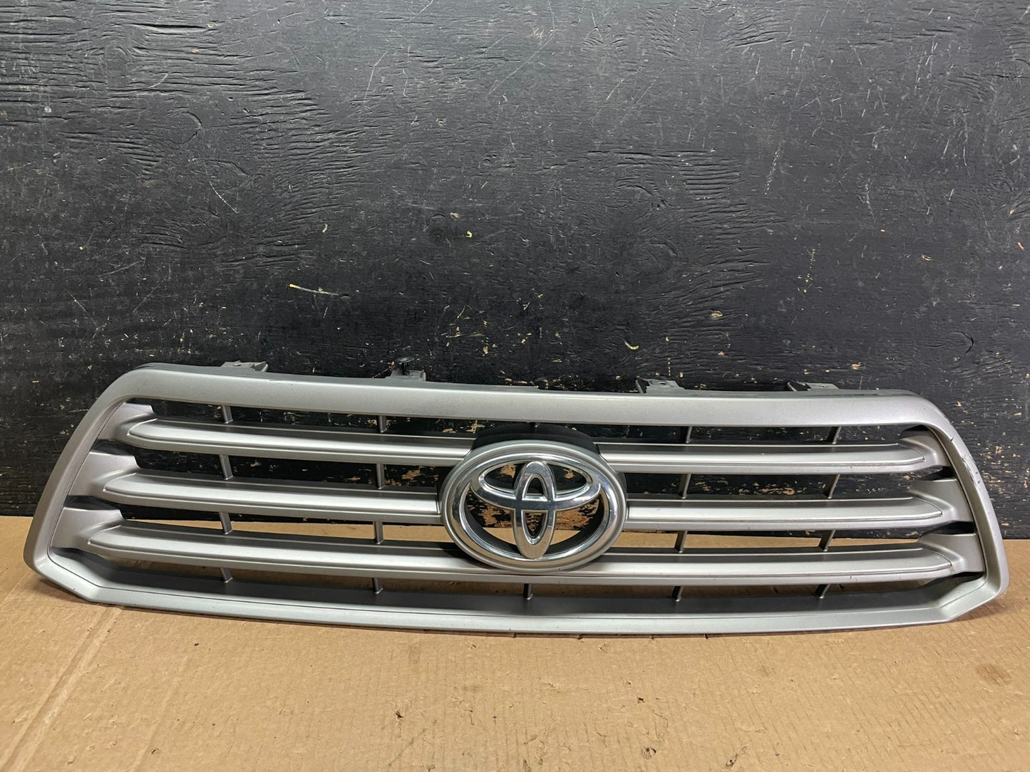 2008 to 2010 Toyota Highlander Front Upper Grille Grill With Emblem OE ab3180 DG0