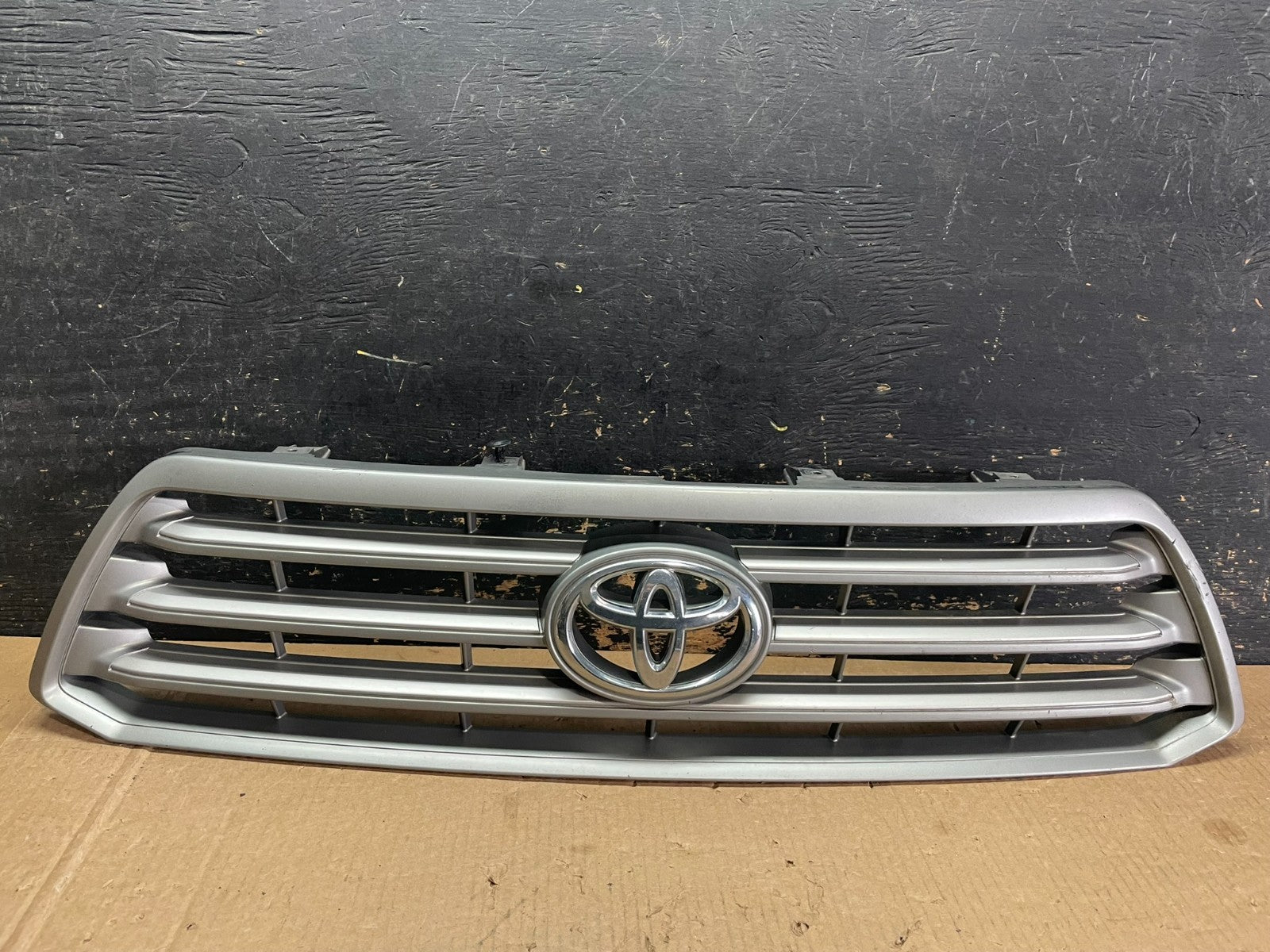 2008 to 2010 Toyota Highlander Front Upper Grille Grill With Emblem OE ab3180 DG0