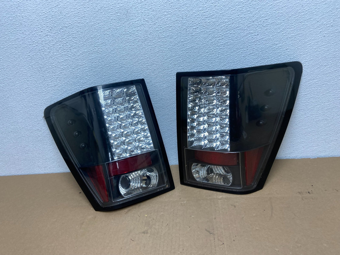 2005-2006 Jeep Grand Cherokee Left+Right Set Black LED Tail Lights AB6358 DG0