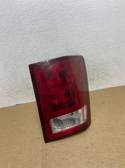 2005 - 2006 Jeep Grand Cherokee Right Passenger Rh Side Tail Light AF9649 DW2
