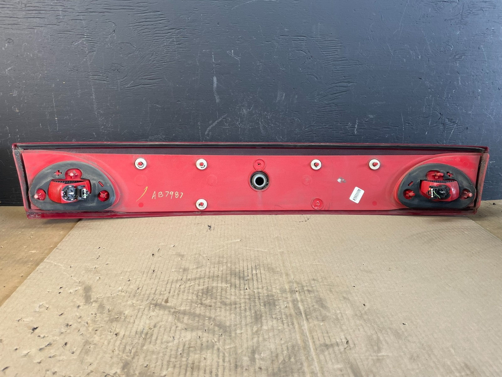 2003 2004 2005 Chevrolet Cavalier Rear Trunk LID Center Tail Light Oem AB7987 DG9