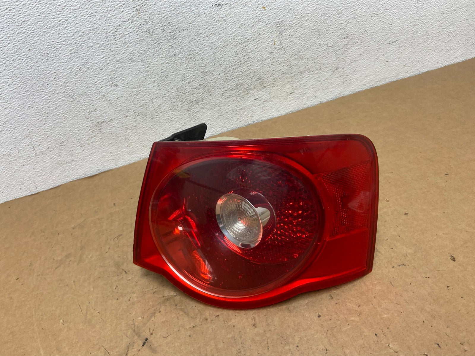 2005 2006 2007 Volkswagen Jetta Right Passenger Rh Side Tail Light AD4801 LK0