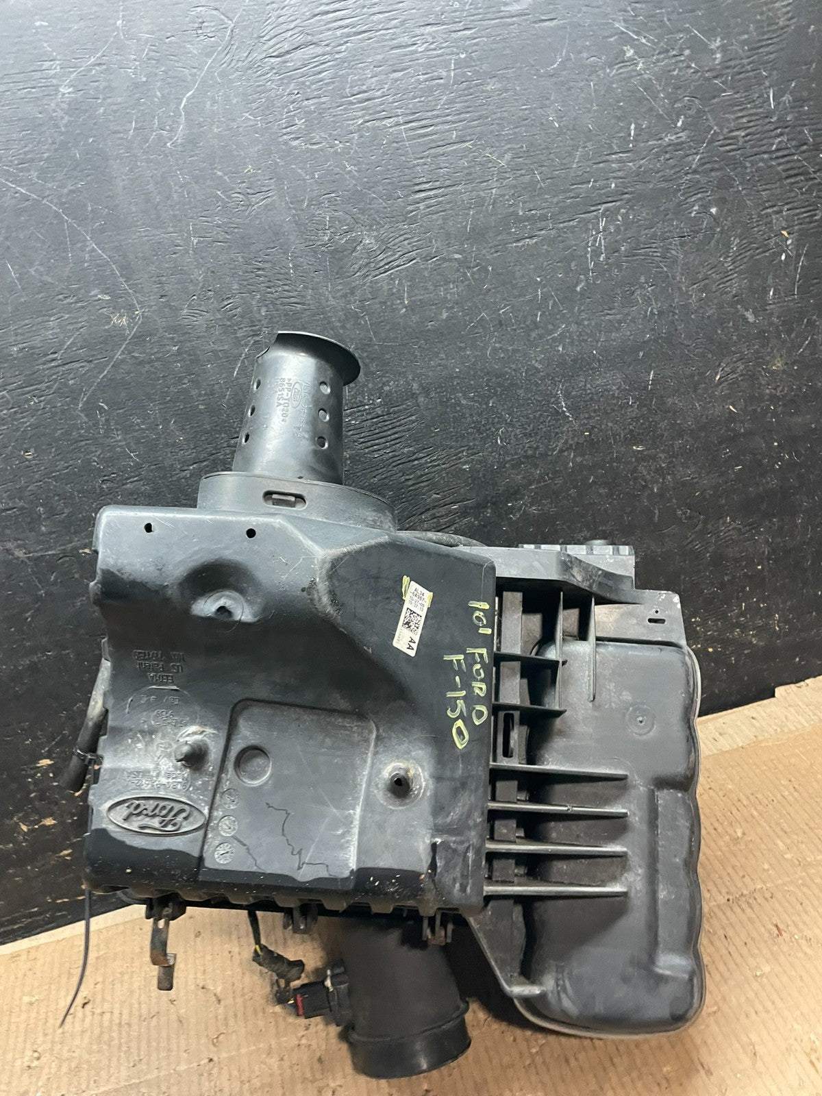 2009 to 2010 Ford F150 5.4L Air Filter Cleaner Box OEM y6309 DG5