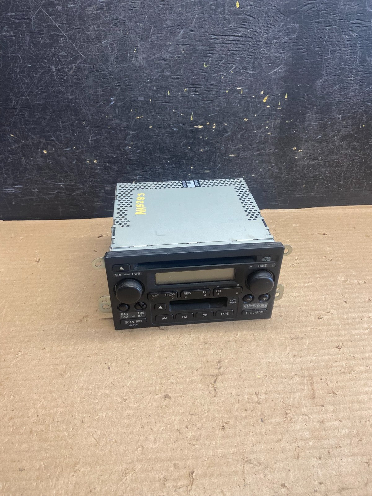 2002 to 2006 Honda Crv CR-V AM FM Radio CD Player Tape AH5285 DG0
