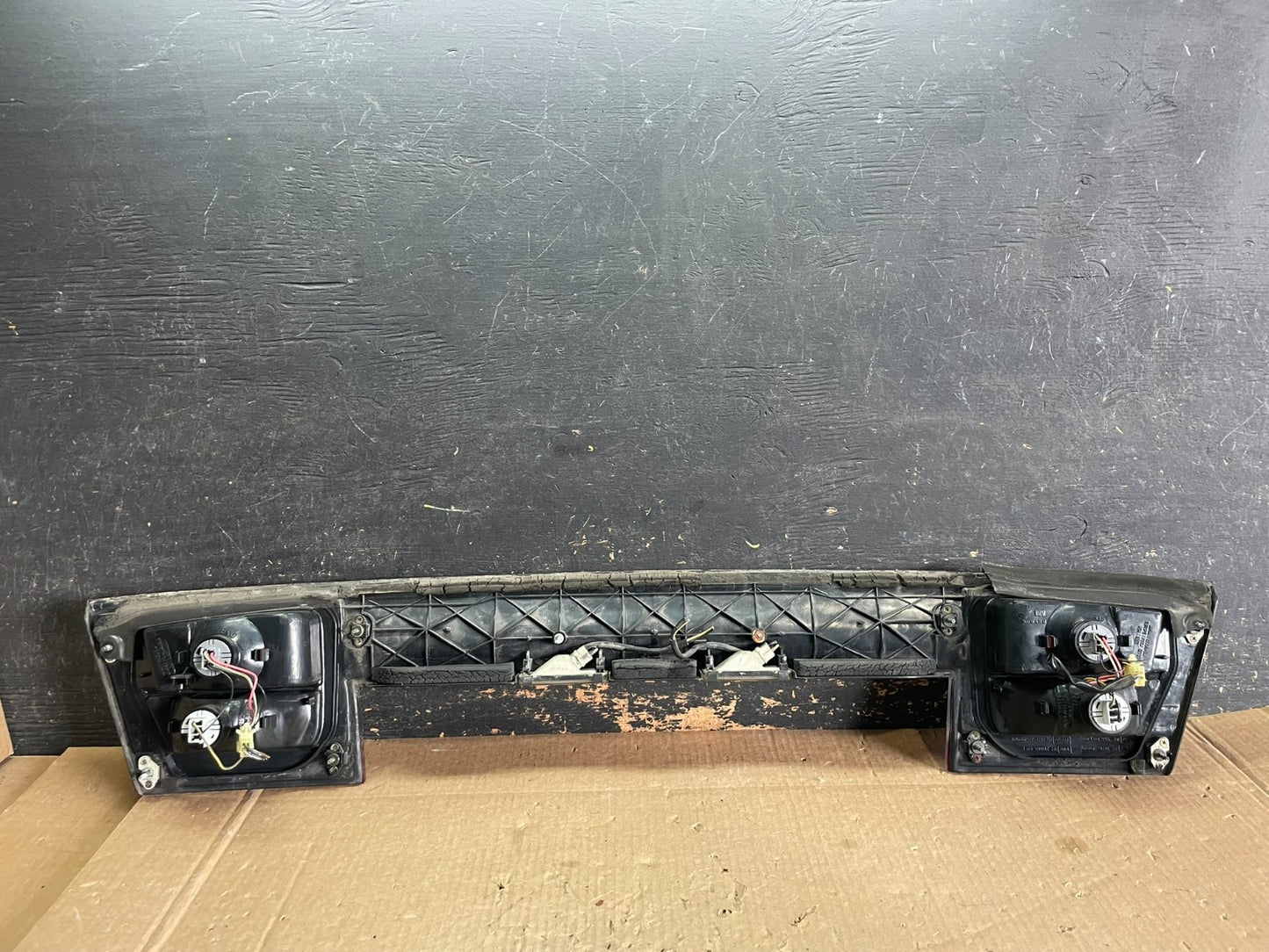 2000 to 2004 Subaru Legacy 4dr Sedan Trunk Center Tail Light Panel OEM ab3136 DG6