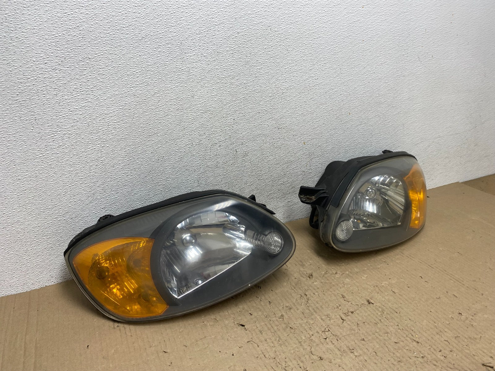 2003 to 2006 Hyundai Accent Left+Right Halogen Headlights AF2824 DW2