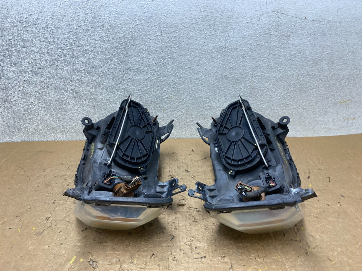 2005 to 2007 Ford Escape Headlights Left+Right Side Set Halogen V8443 DG12
