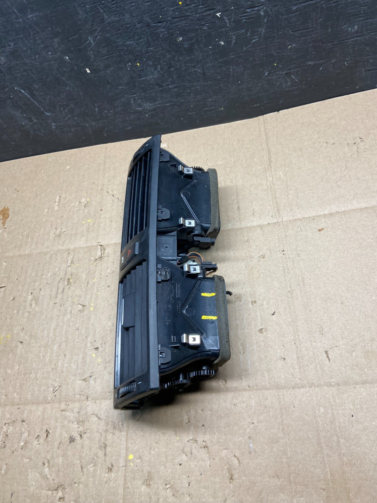 2007 to 2013 BMW X5 X6 Center Console Dash Air Vent i4996 DG13