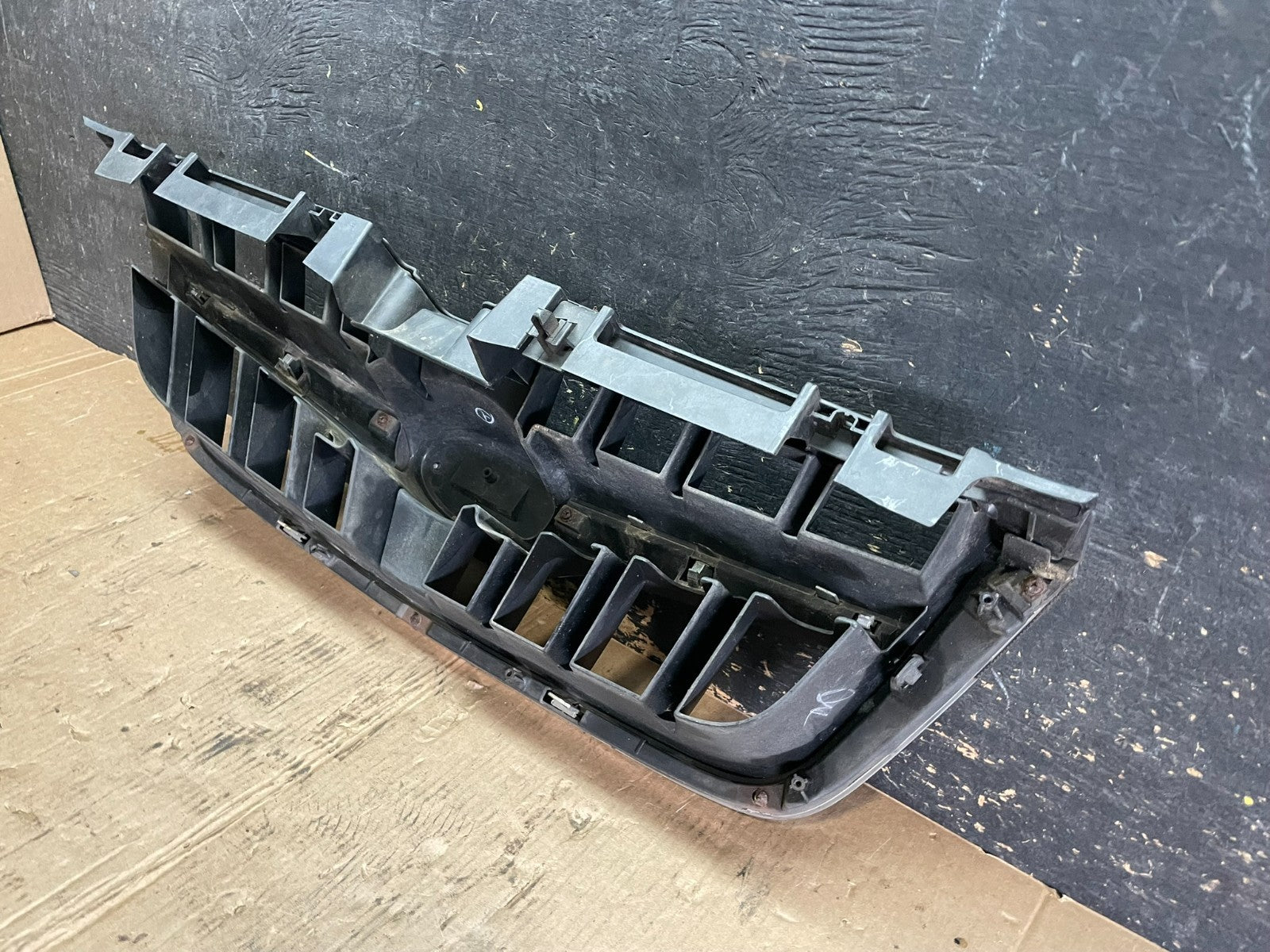 2008 to 2009 Subaru Legacy Front Upper Grille Grill OEM Z5919 DG7