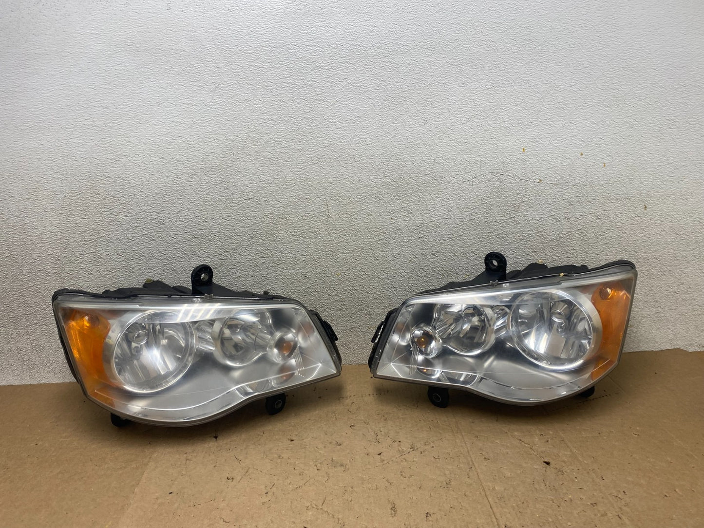 2008 to 2016 Chrysler Town and Country Left+Right Side Headlights W9060 DW0