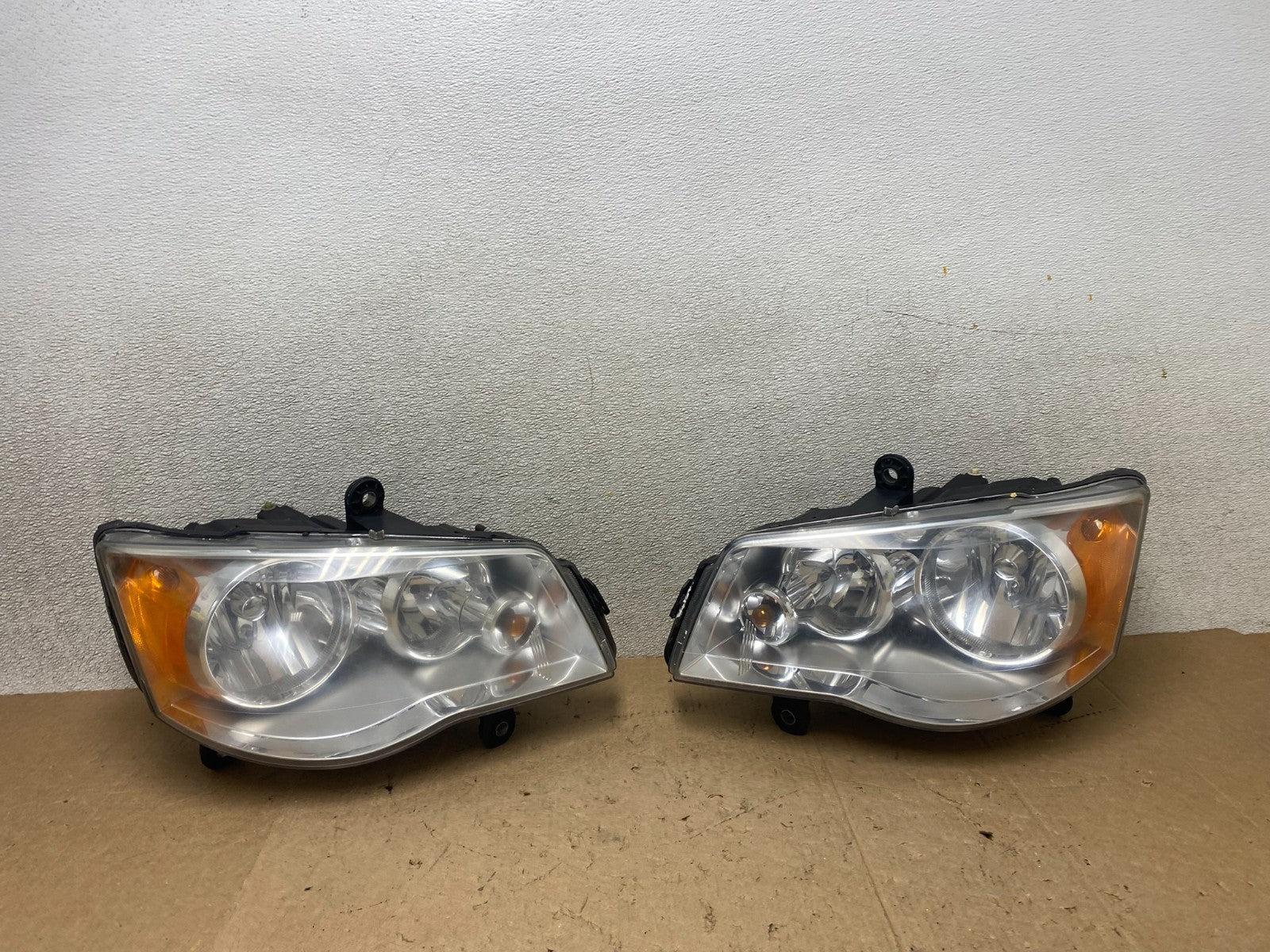 2008 to 2016 Chrysler Town and Country Left+Right Side Headlights W9060 DW0