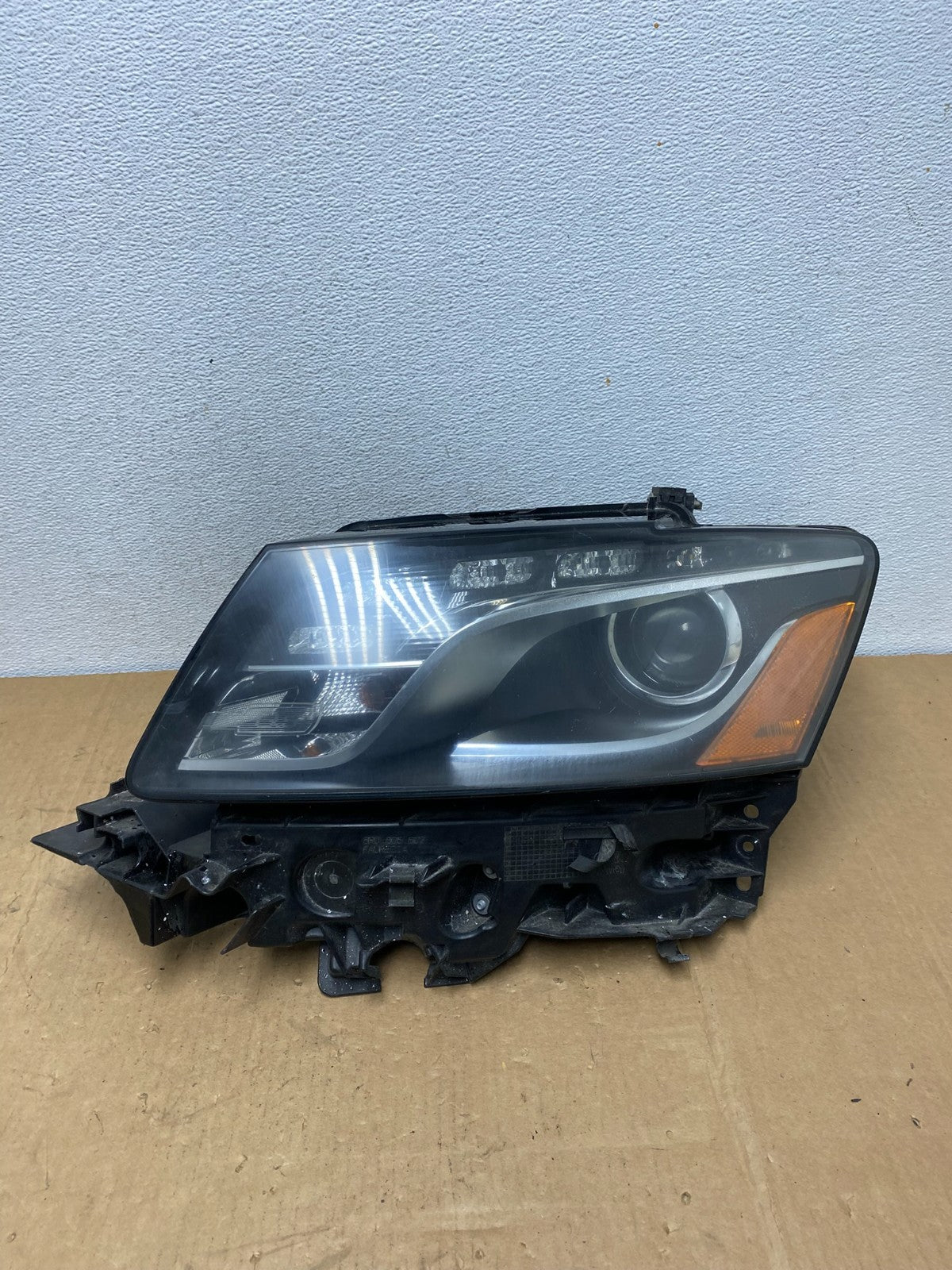 2009-2012 Audi Q5 Left Driver LH Side Xenon HID Headlight AC8598 DW0