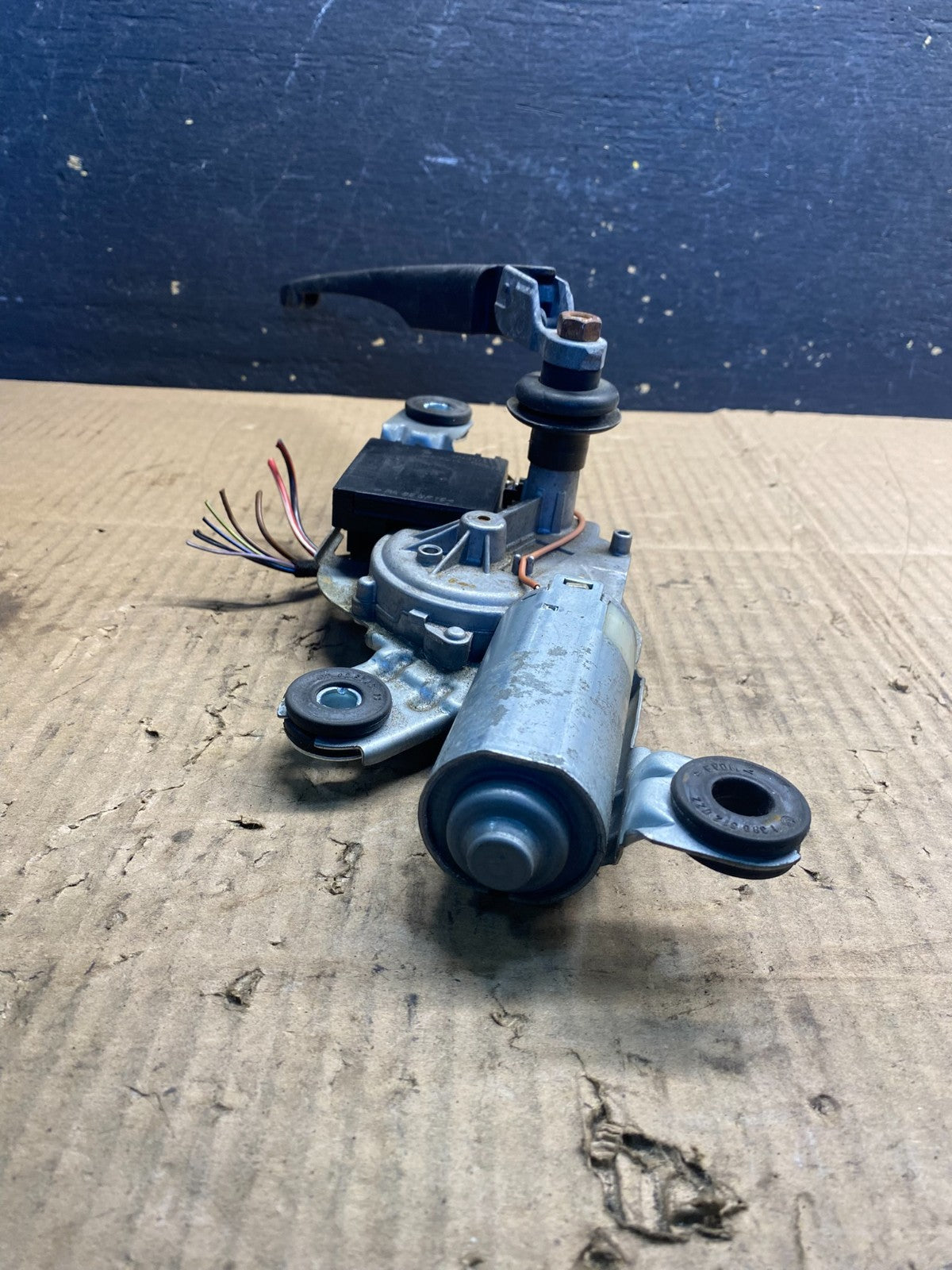 2004 to 2010 BMW X3 E83 Rear Windshield Wiper Motor OEM aa7497 DG4
