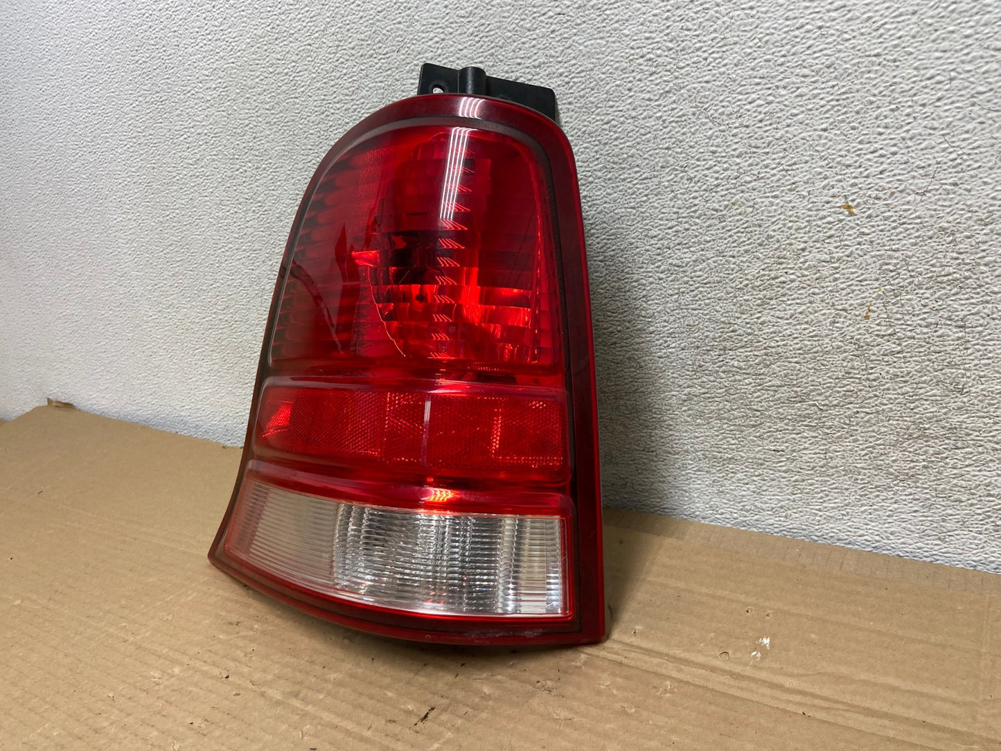 2004 to 2007 Ford Freestar Left Driver LH Side Tail Light AG9025 LK2