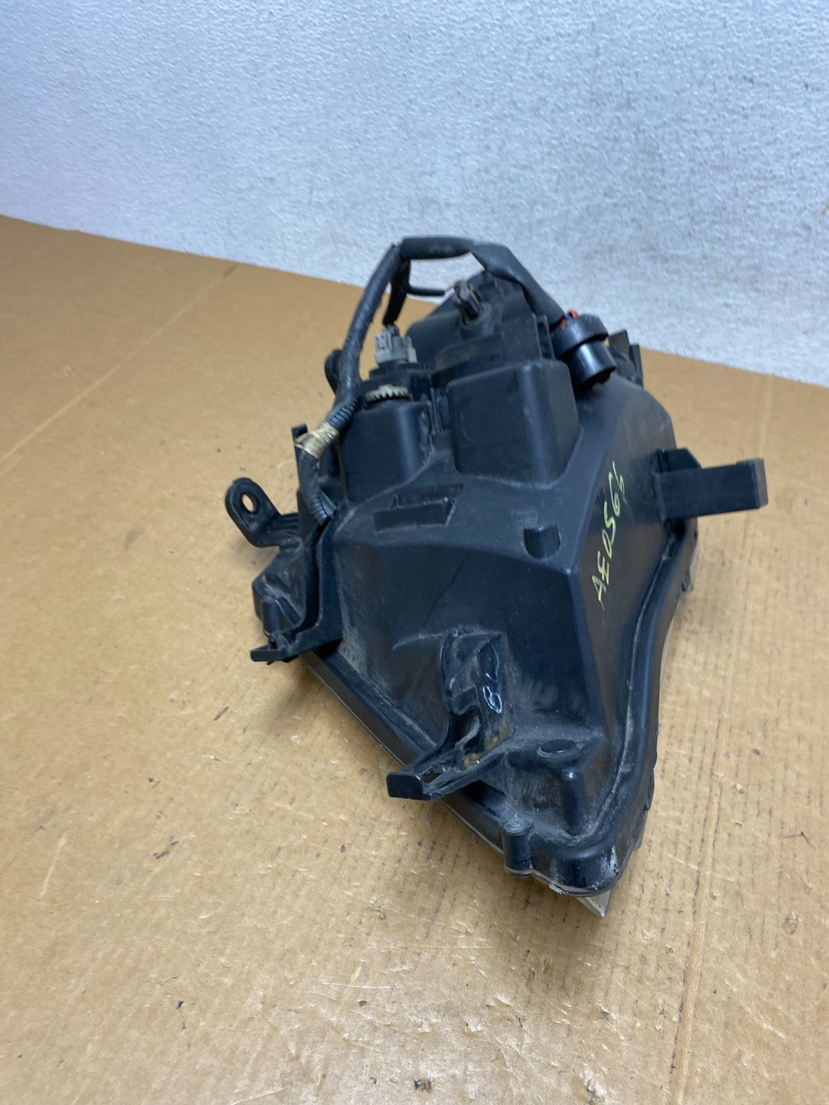 2008 to 2012 Nissan Pathfinder Halogen Headlight Right Passenger AE0566 DW8