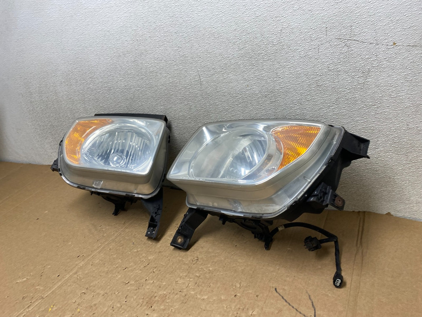 2003 to 2006 Honda Element Left+Right Side Headlights U9911 DW1