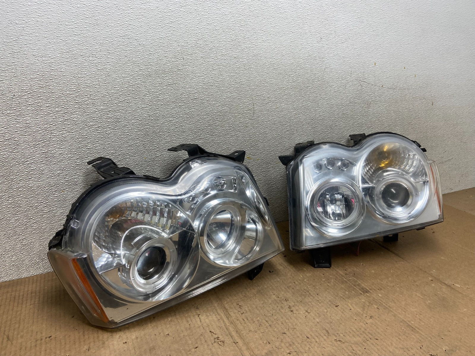 2005 to 2007 Jeep Grand Cherokee Left+Right Set Headlights AA64132