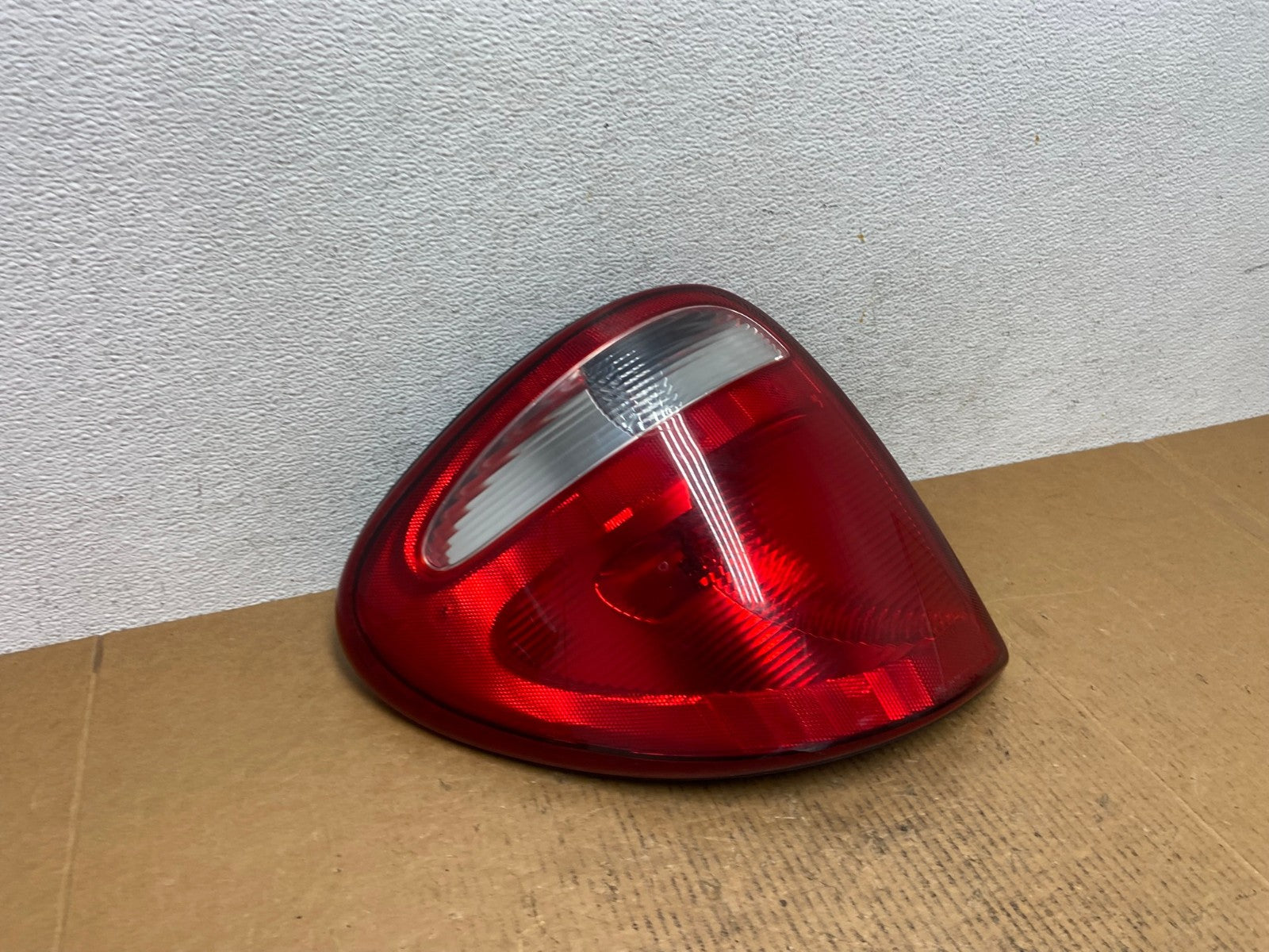 2004 to 2007 Dodge Grand Caravan Left Driver Lh Tail Light AE0322 LK2