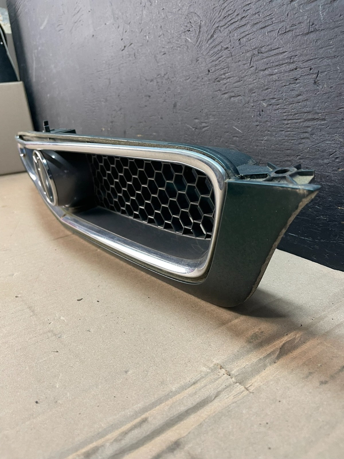 1993 - 1995 Pontiac Bonneville Front Upper Grill Grille AD8395 DG1