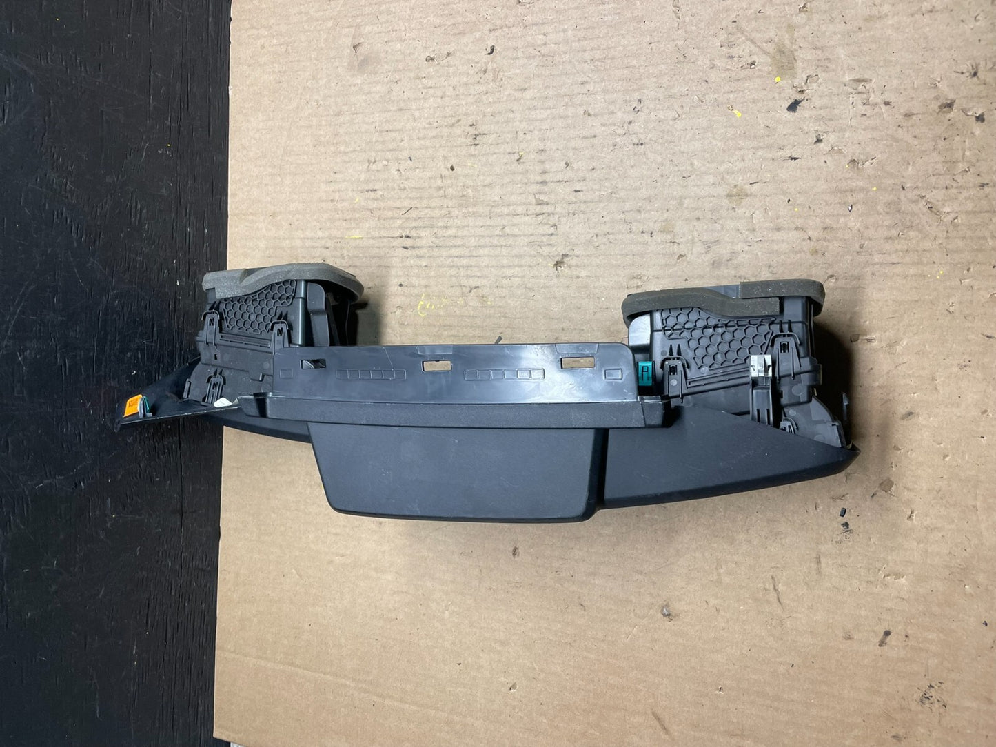 2020 to 2023 Ford  Explorer Console Radio Display Screen Air Vents F4619 DG1 Oem3