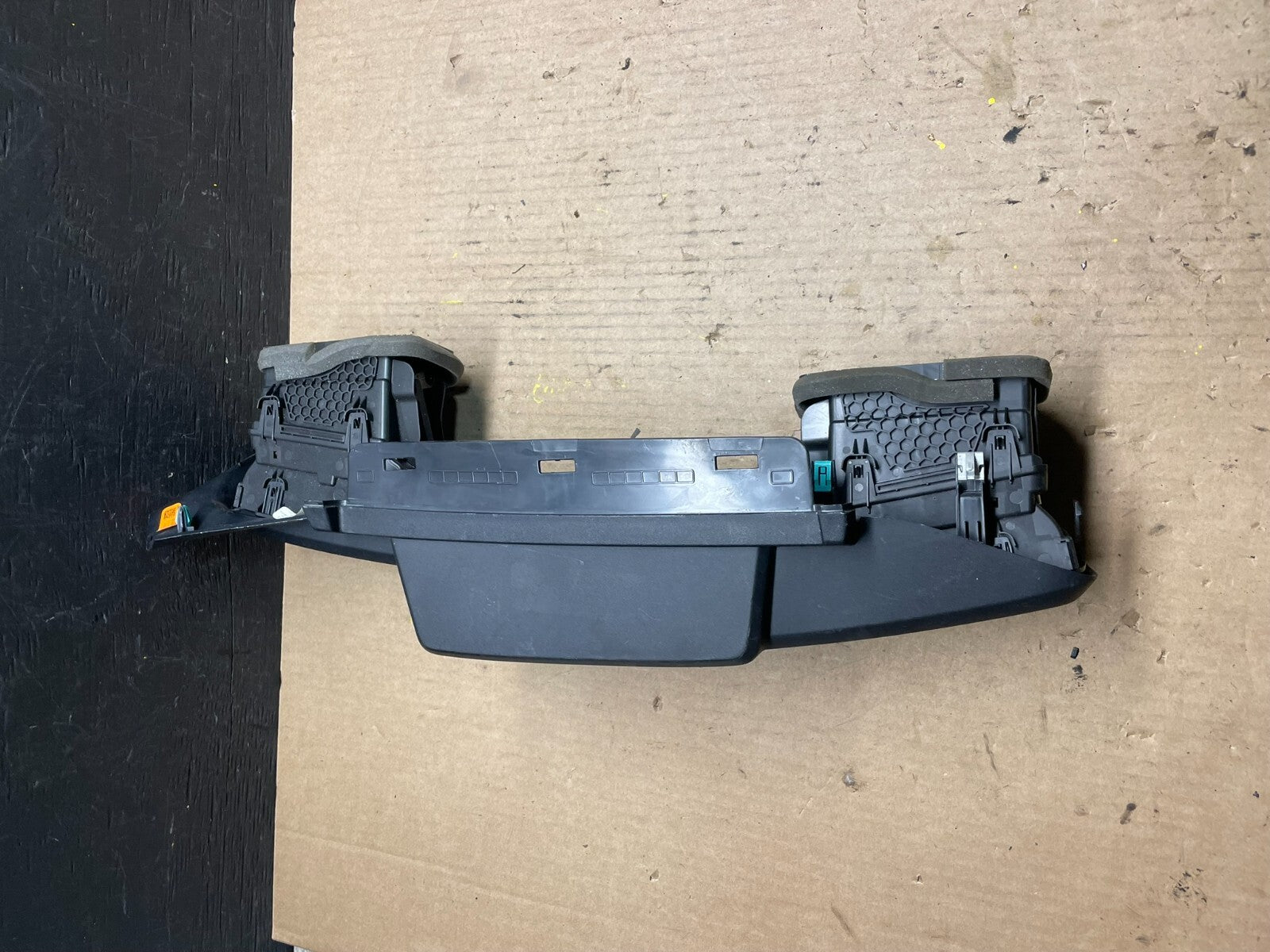 2020 to 2023 Ford  Explorer Console Radio Display Screen Air Vents F4619 DG1 Oem3