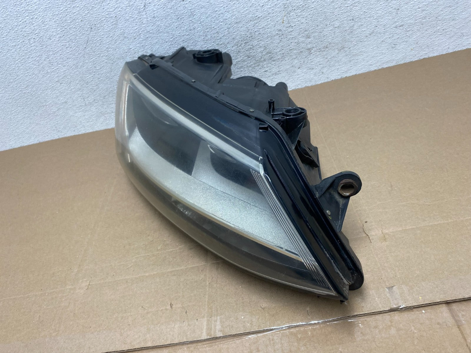 2011 to 2014 Volkswagen Jetta Right Passenger RH Headlight Halogen AE4861 DW1