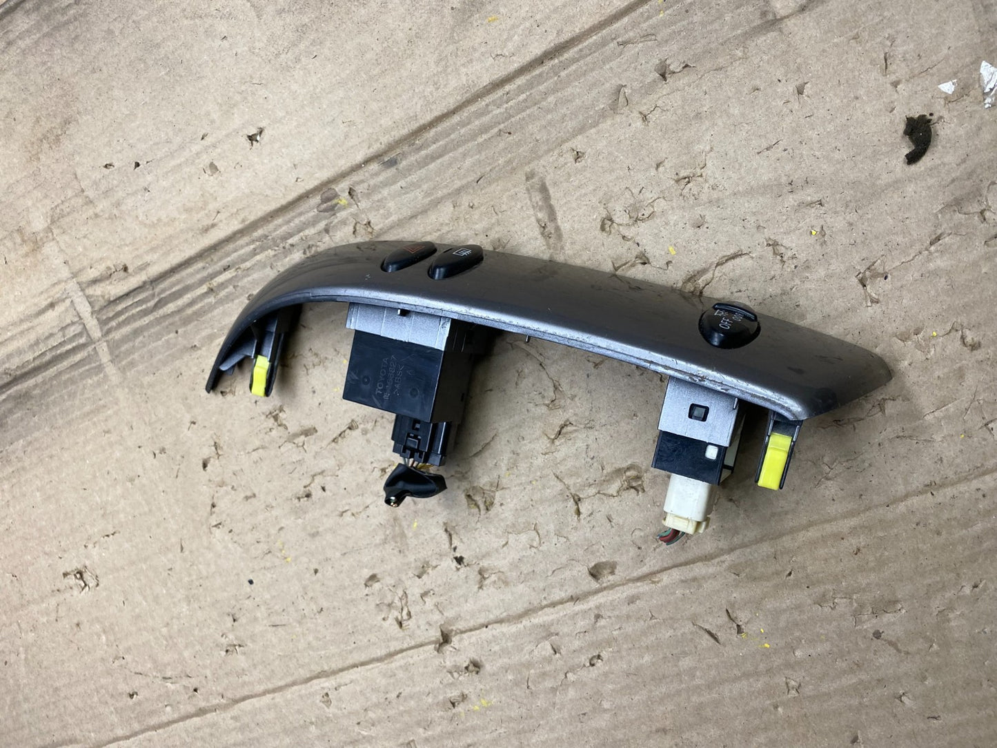 2004 to 2010 Toyota Sienna Left Side Climate Switches Bezel Trim OEM X1982 DG2