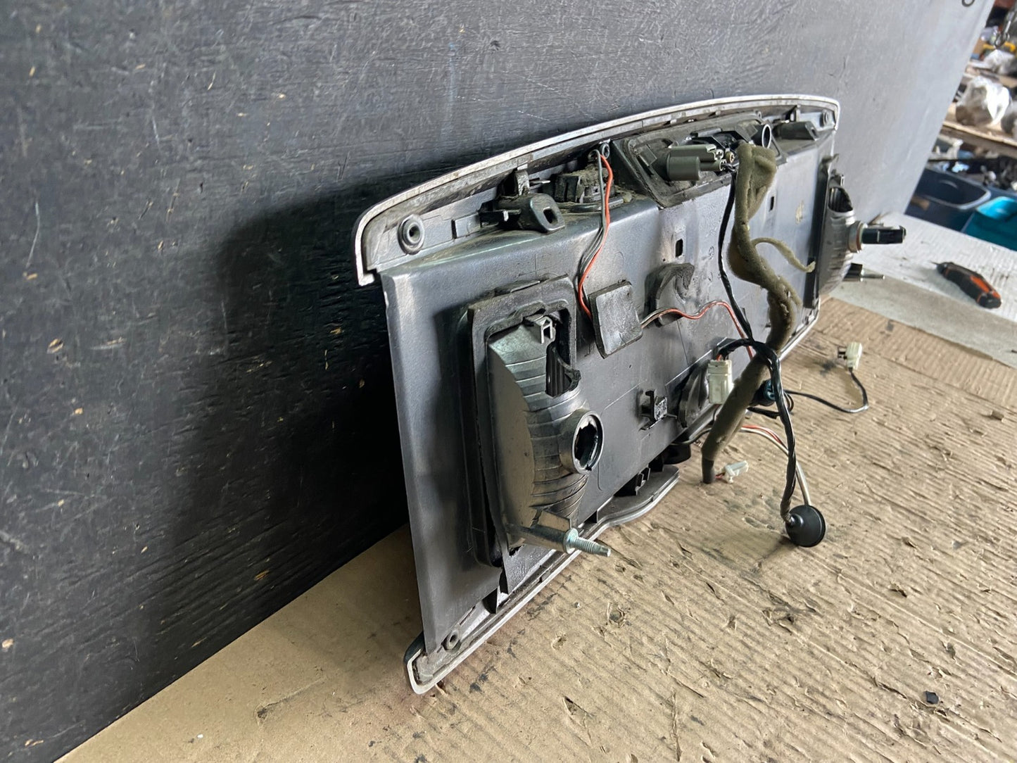 2004 to 2007 Infiniti QX56 License Plate Bracket With Camera Q3417 DG8