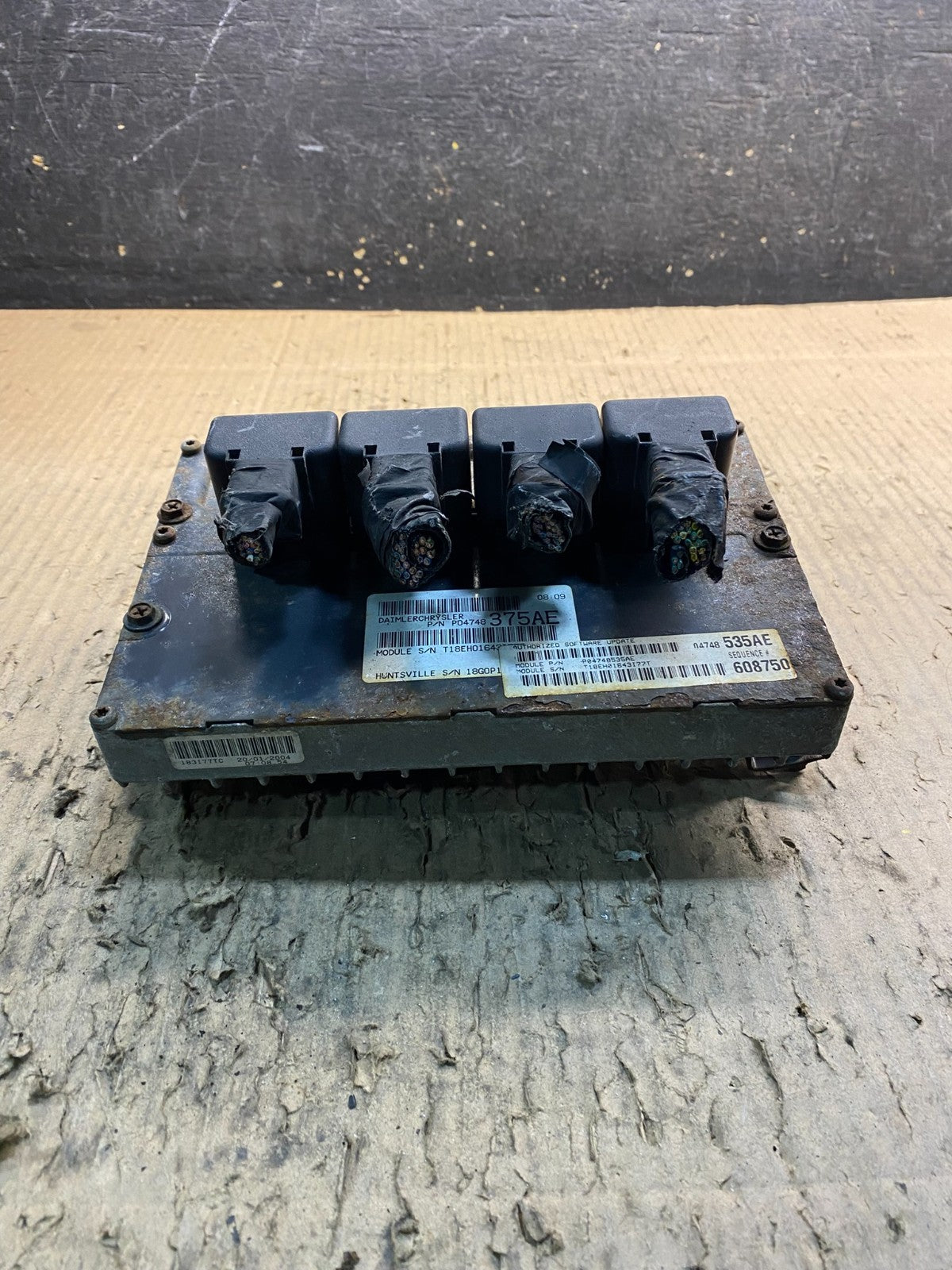 2005 Dodge Caravan Town & Country 3.3L Engine Computer P04748535AE Y1183 DG0