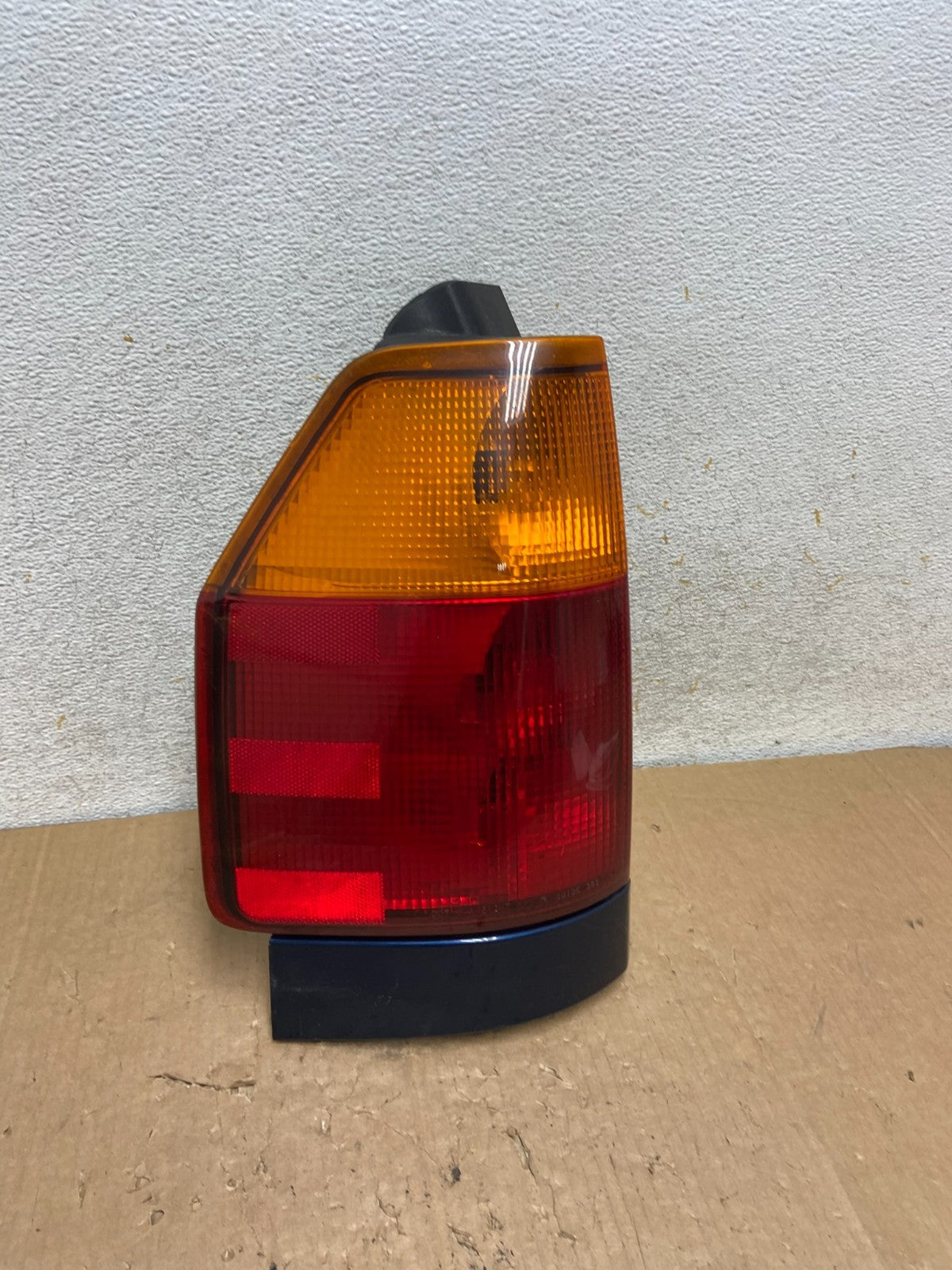 2002 to 2009 Gmc Envoy Left Driver Lh Side Tail Light AI9055 LK2