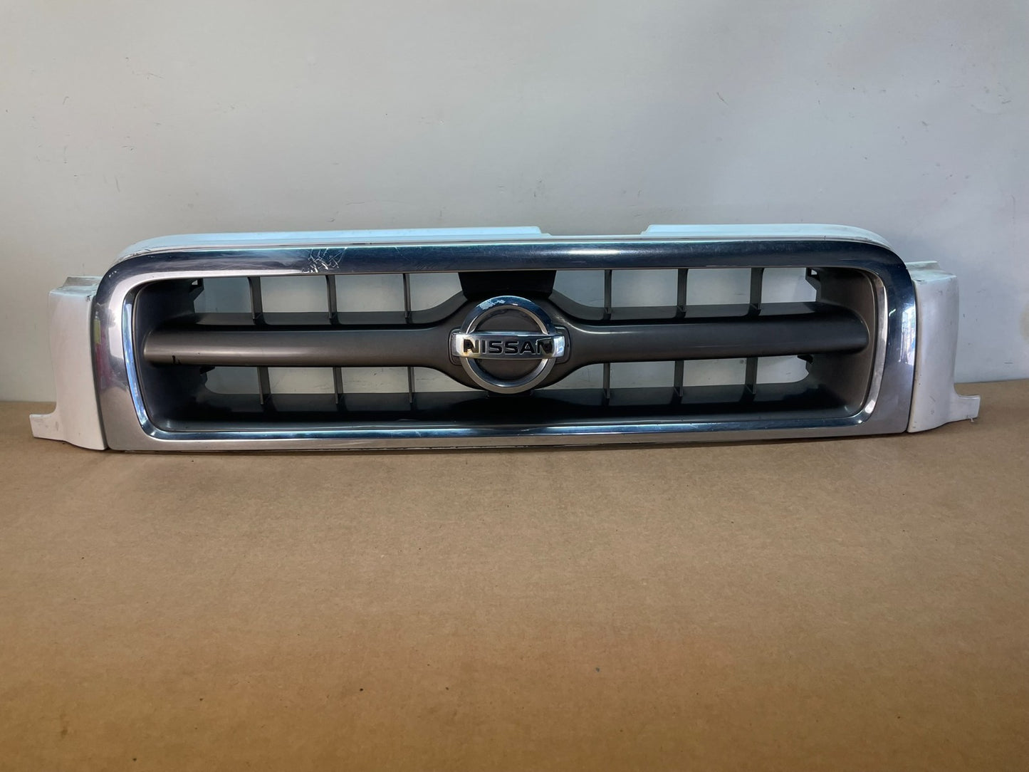 2002 2003 2004 Nissan Pathfinder Front Upper Grill Grille AF8547 DG0