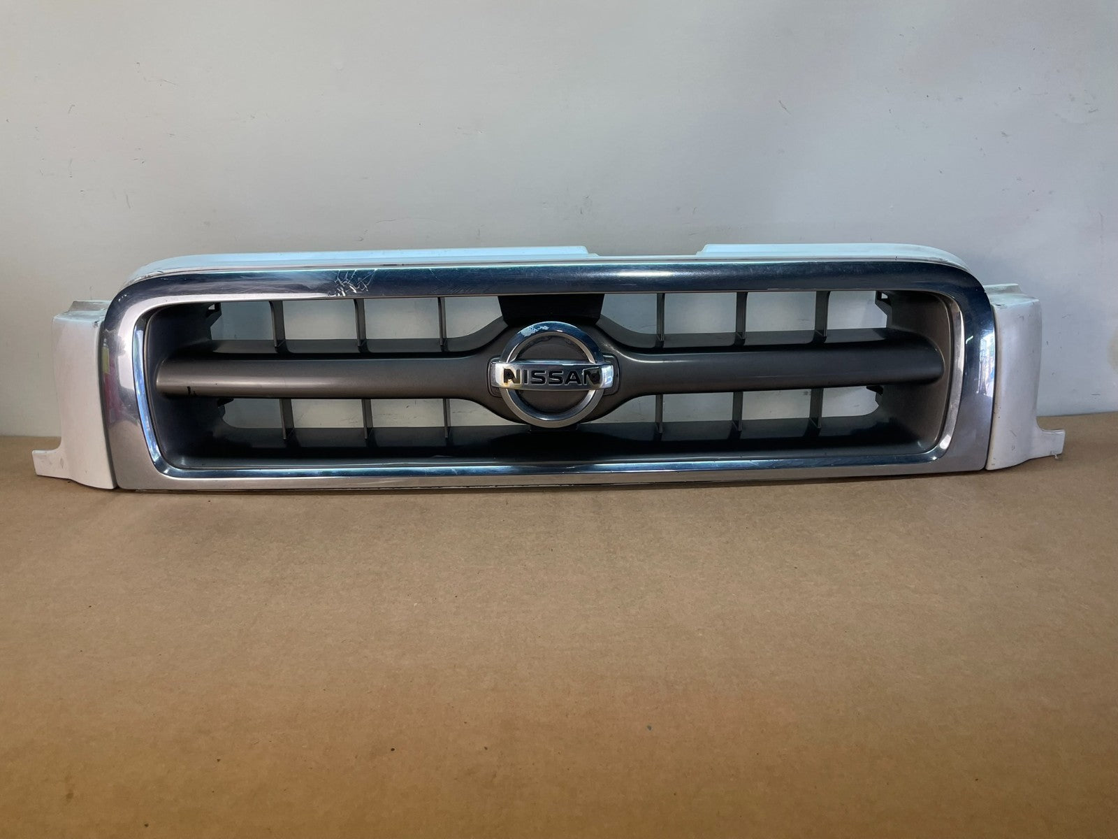 2002 2003 2004 Nissan Pathfinder Front Upper Grill Grille AF8547 DG0