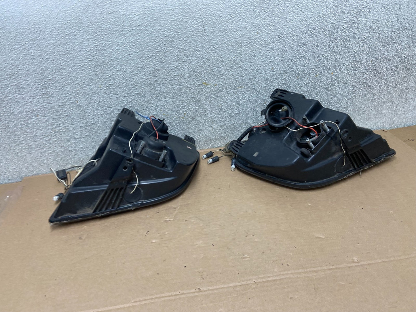 2005 to 2009 Ford Mustang Left+Right Set LED Black Halogen Headlight AA9873 DG8