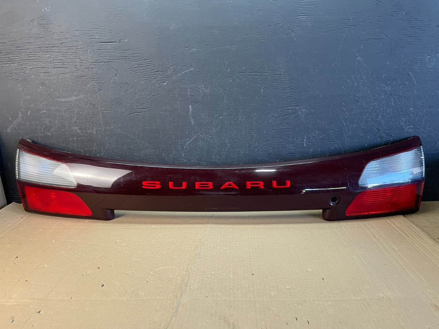 2002 - 2004 Subaru Outback Trunk Hatch Lid Tail Light Panel Center AC9760 DG0