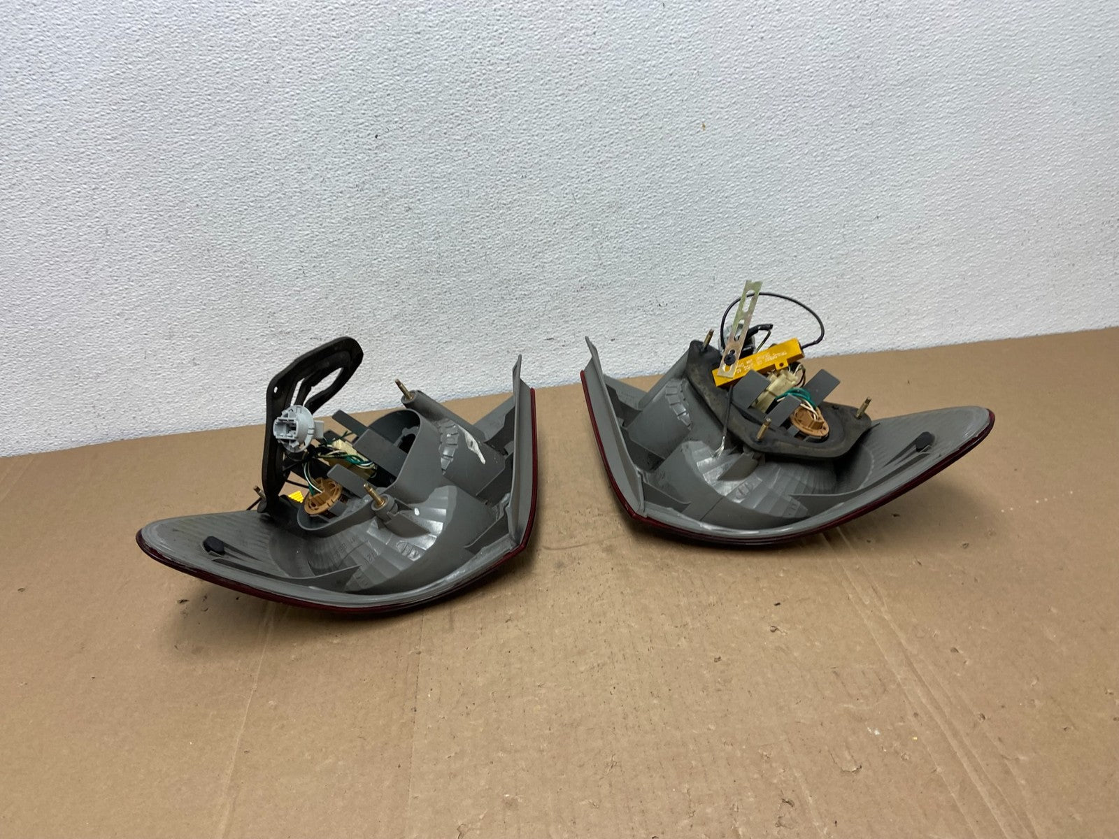 2003 to 2005 Toyota Corolla Left+Right Side Tail Lights AC5697 DW6