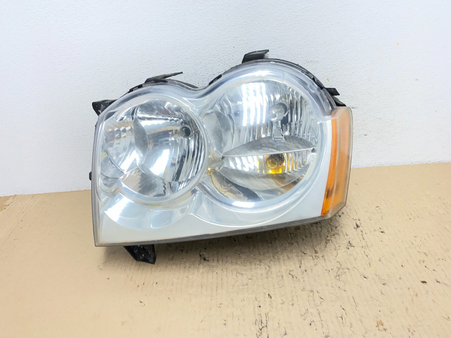 2005-2007 Jeep Grand Cherokee Left Driver LH Halogen Headlight AF7201 DW0