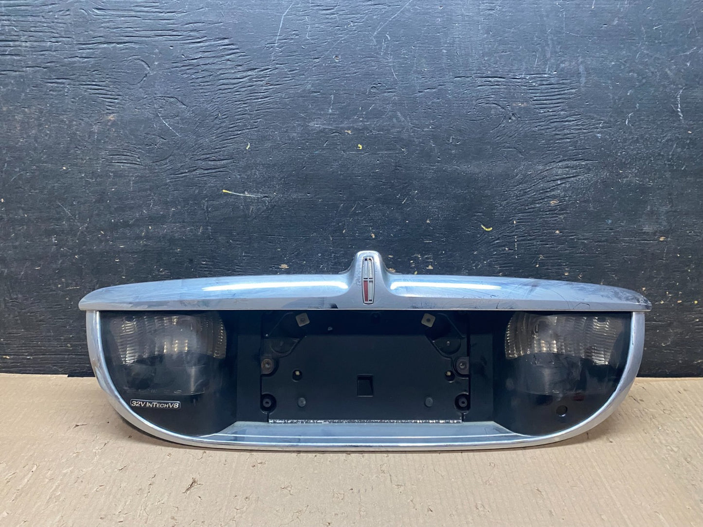 1999-2002 Lincoln Continental License Plate Panel Backup Lights Trim Oe X8105 DG0