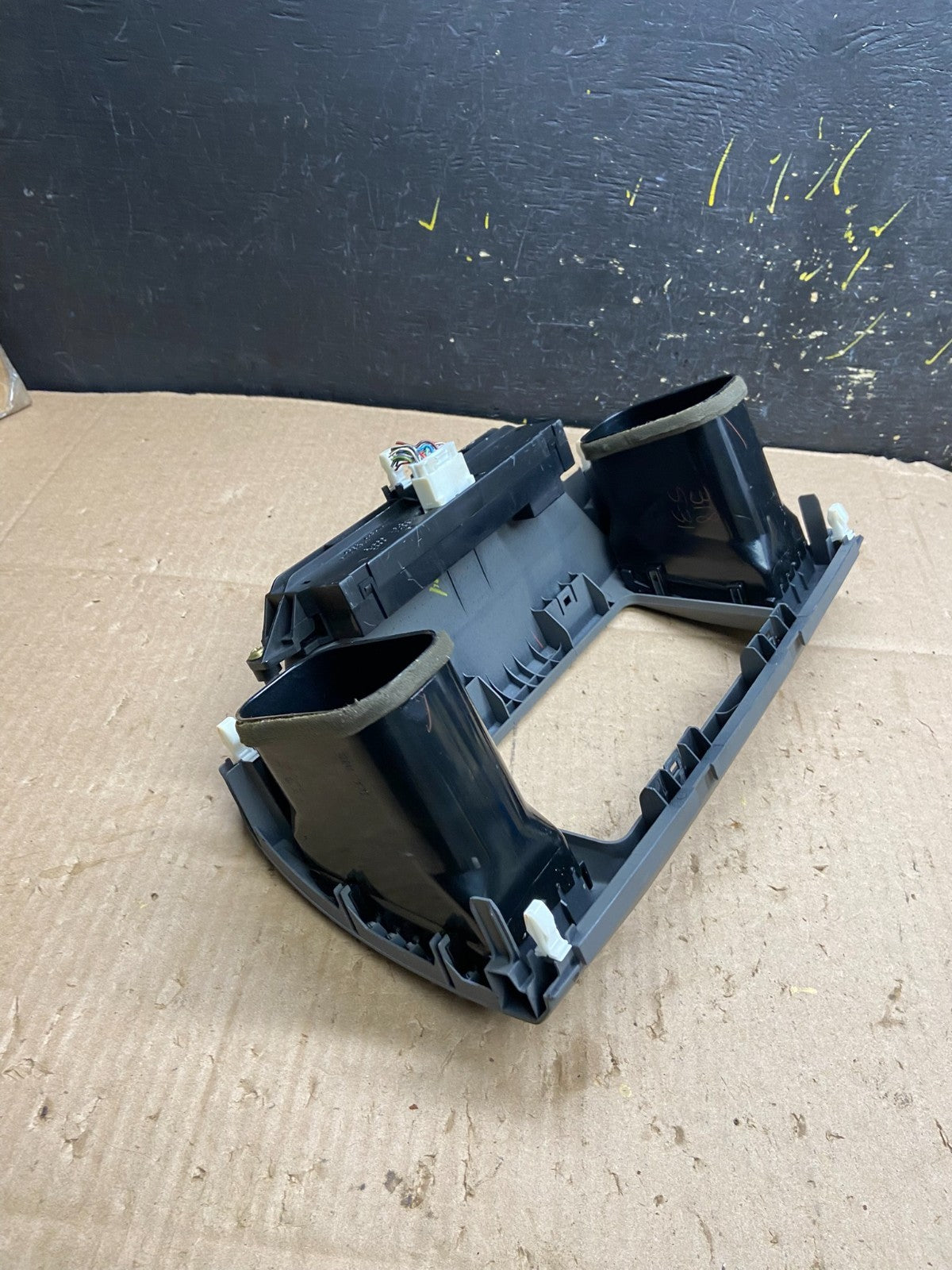 2002 2005 Toyota Camry Radio Center Console  Air Vent Bezel Trim OEM Y5285 DG3