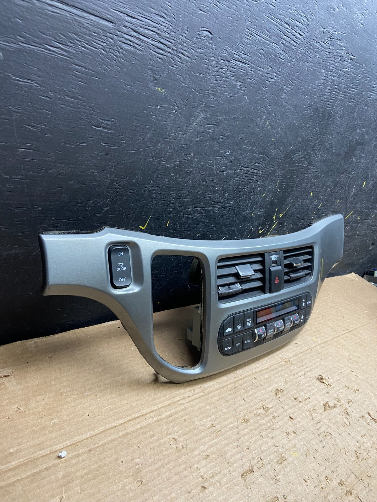 2005 to 2010 Honda Odyssey  Radio Climate Control Dash Trim Bezel Oem W3063 DG2