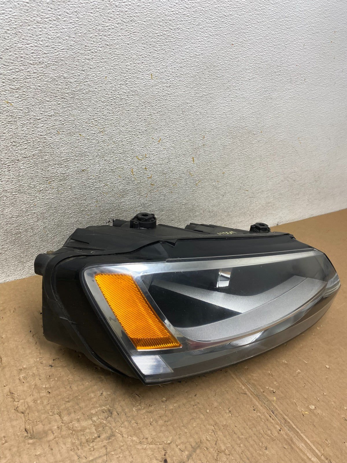 2011 to 2014 Volkswagen Jetta Right Passenger RH Headlight Halogen AI5501 DW2