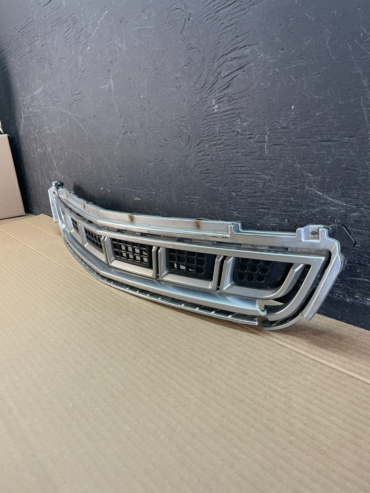2013 to 2017 Cadillac XTS Front Lower Grill Grille AE8595 DG1