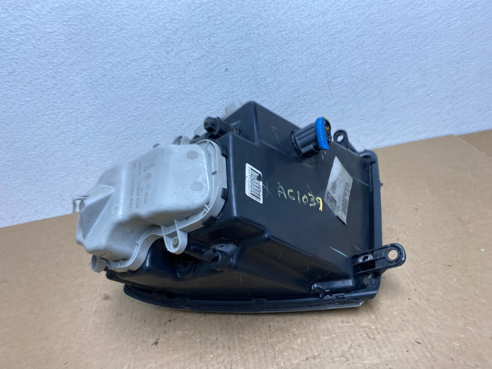 2005 to 2011 Cadillac STS Left Driver LH Side Xenon Headlight OEM AC1039 DW7