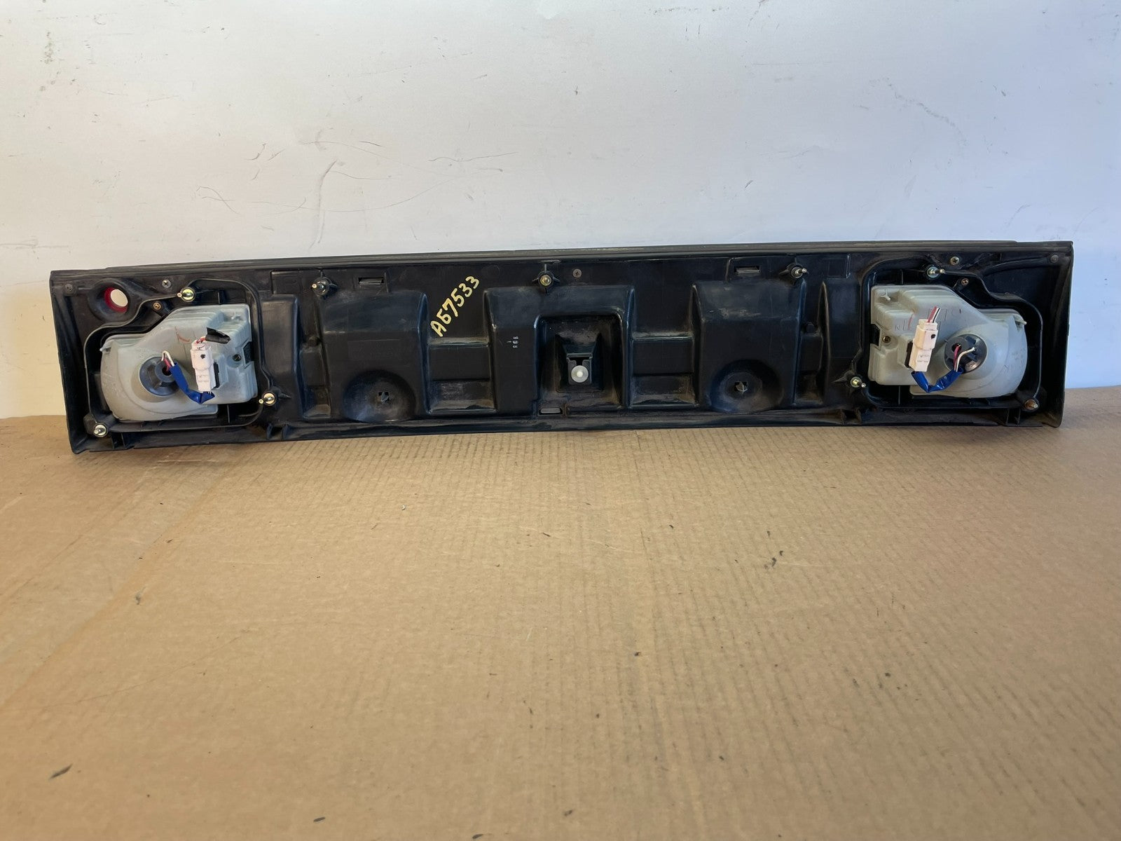 1995 1996 Toyota Camry Center Trunk Rear Tail Light AG7533 DG5