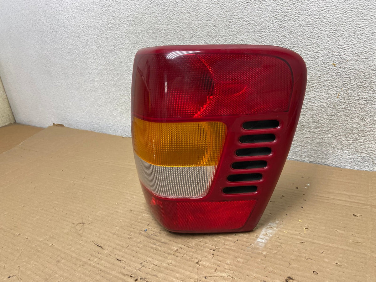 1999-2004 Jeep Grand Cherokee WJ Right Passenger Rh Tail Light AG9069 LK2