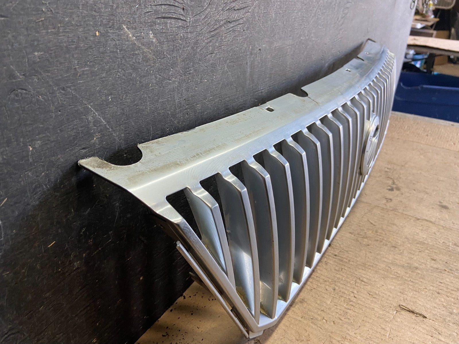 2004 to 2007 Ford Freestar Front Grill Grille 3F23-17K945 OEM Q5943 DG2