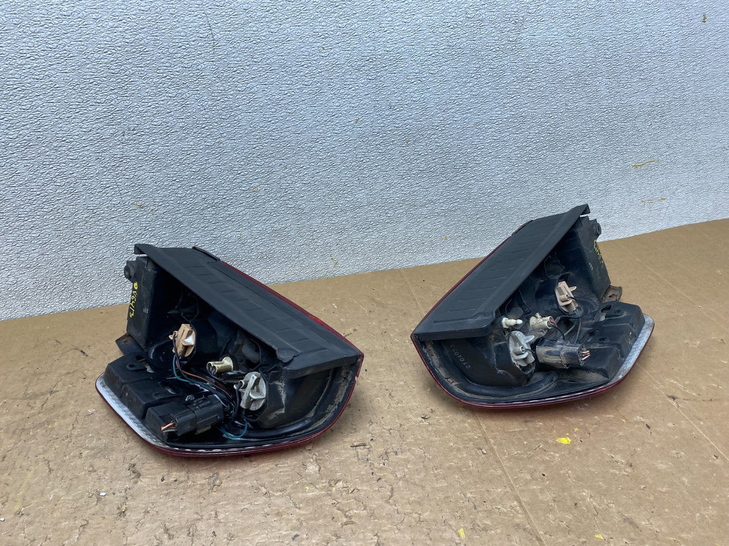 2000 to 2004 Isuzu Rodeo Left+Right Side Tail Lights OEM V6413 DW7