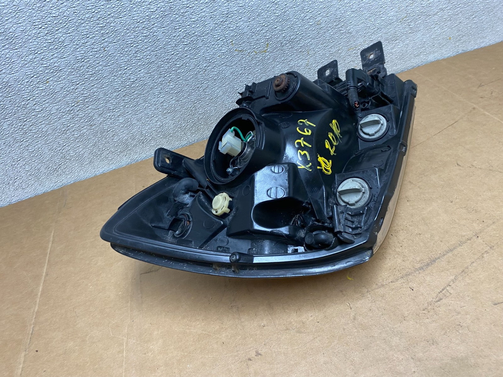 2005 to 2006 Kia Sportage Left Driver LH Halogen Headlight OEM X3767 DW8
