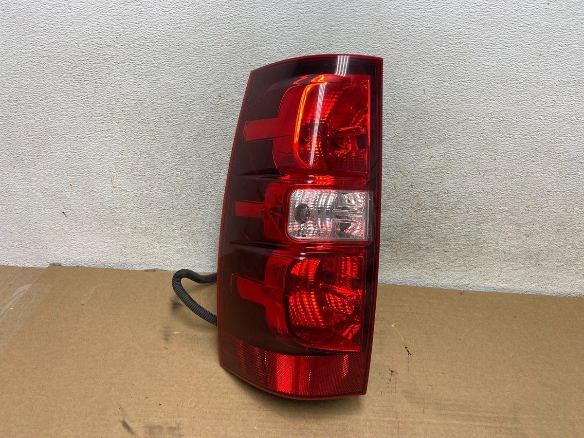 2008-2014 Chevrolet Tahoe Suburban Driver Lh Left Side Tail Light AH4453 DW0