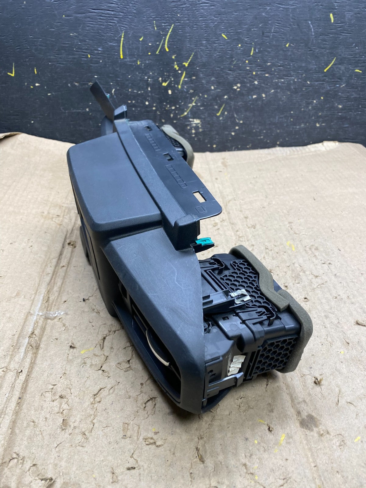 2020 to 2023 Ford  Explorer Console Radio Display Screen Air Vents Oem X6163 DG3